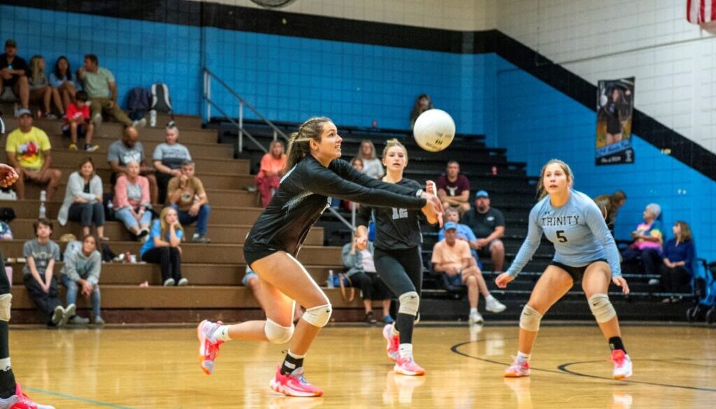Trinity volleyball Serena Dilldine sets ball Sept2023