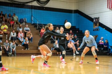 Trinity volleyball Serena Dilldine sets ball Sept2023