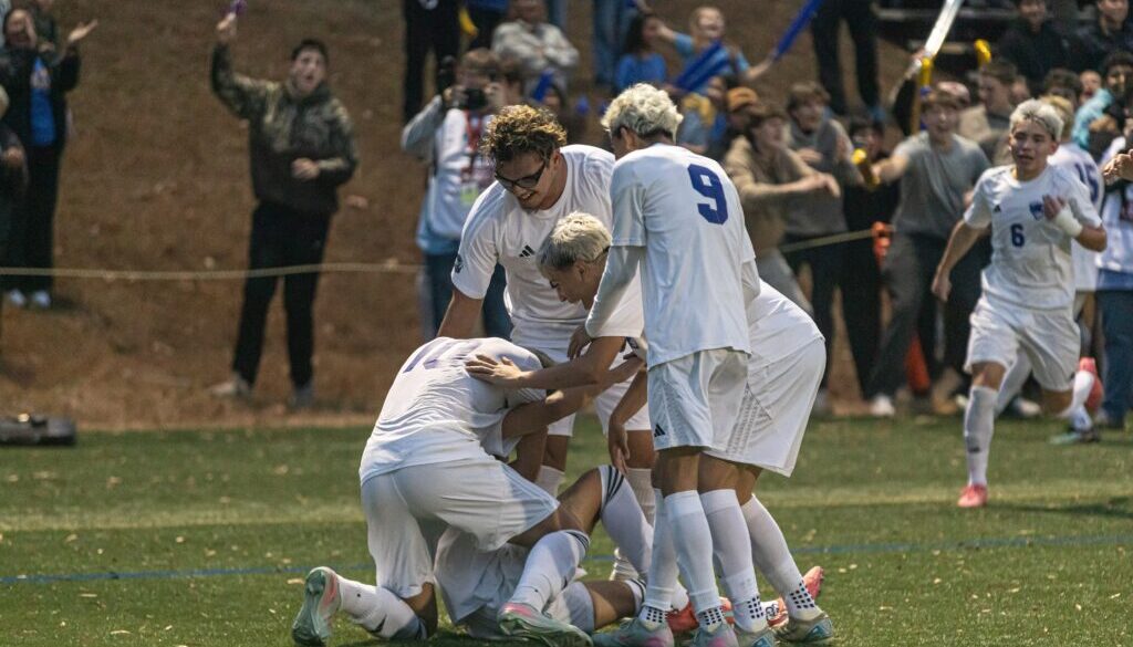 SWR soccer players react to goal in state final2025